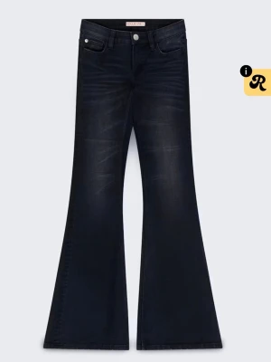 Mörkblå utsvängda jeans - Snygga svarta jeans med utsvängda ben och klassisk femficksmodell. Jeansen har en hög midja och subtila slitningar framtill för en trendig look. Tillverkade i stretchigt denimtyg som ger skön passform och stilren siluett. Jeansen är i längd petit och passar dig som är ca 160🤍