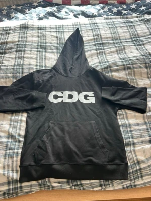 Svart hoodie med CDG-tryck - Riktigt fräsch cdg hoodie