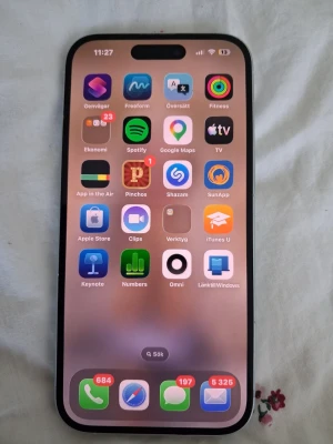 Vit iPhone med dubbla kameror - Ny skick- inga repor - Snygg vit iPhone med stilren design och rundade hörn. Baksidan är i glas och har två stora kameralinser samt Apple-loggan. 