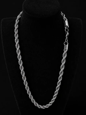 Cordell Halsband Silver 7mm - Säljer ett snyggt halsband i silverfärg med tvinnad kedja som ger en robust och trendig look. Halsbandet har en klassisk karbinhake och passar perfekt för dig som gillar statement-smycken. Materialet ser ut att vara metall med blank finish.