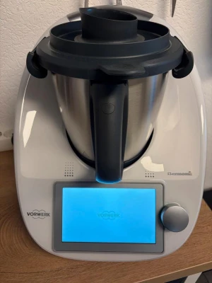 Thermomix TM6 köksmaskin - Säljer en Thermomix TM6 från Vorwerk. Den har en stor rostfri mixerbägare, svart plastlock och en stor pekskärm med vred. Perfekt för matlagning, mixning och vägning i ett. Modern design i vitt och silver.