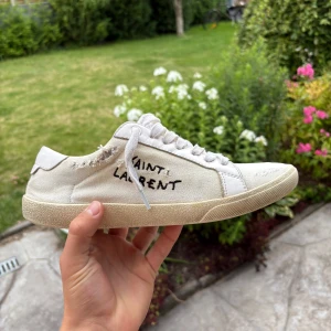 Saint Laurent skor  - Säljer ett para fina vita saint laurent skor till ett fantastisk pris. Sulorna är något slipade på undersidan, men det är inget som syns vid användning! Tveka inte på att höra av dig vid funderingar!✨