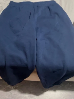 Matchande set - Säljer en mörkblå hoodie med ett stort, glansigt silvertryck på bröstet där det står 'Spicy Soul' och två stjärnor. Hoodien har en klassisk huva och är gjord i mjukt sweatshirtmaterial. Perfekt för dig som gillar streetwear och vill sticka ut.