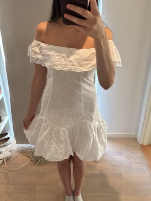 Vit klänning - En fin vit klänning från gina tricot 14+ i storlek 170. Använd 1 gång för skolavslutning och i nästan nytt skick