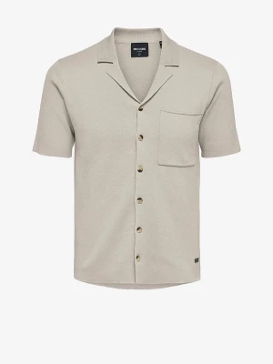 Cardigan - Stilren beige cardigan med korta ärmar och klassisk krage. Skjortan har knäppning framtill och en bröstficka för en avslappnad look. Nypris 399kr