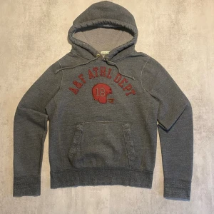 Abercrombie & Fitch hoodie - Jag Säljer en fet Abercrombie & Fitch hoodie| skicket på tröjan är bra 8/10  | storlek L | ny pris 2000: mitt pris är 499 | skriv vid frågor och funderingar  