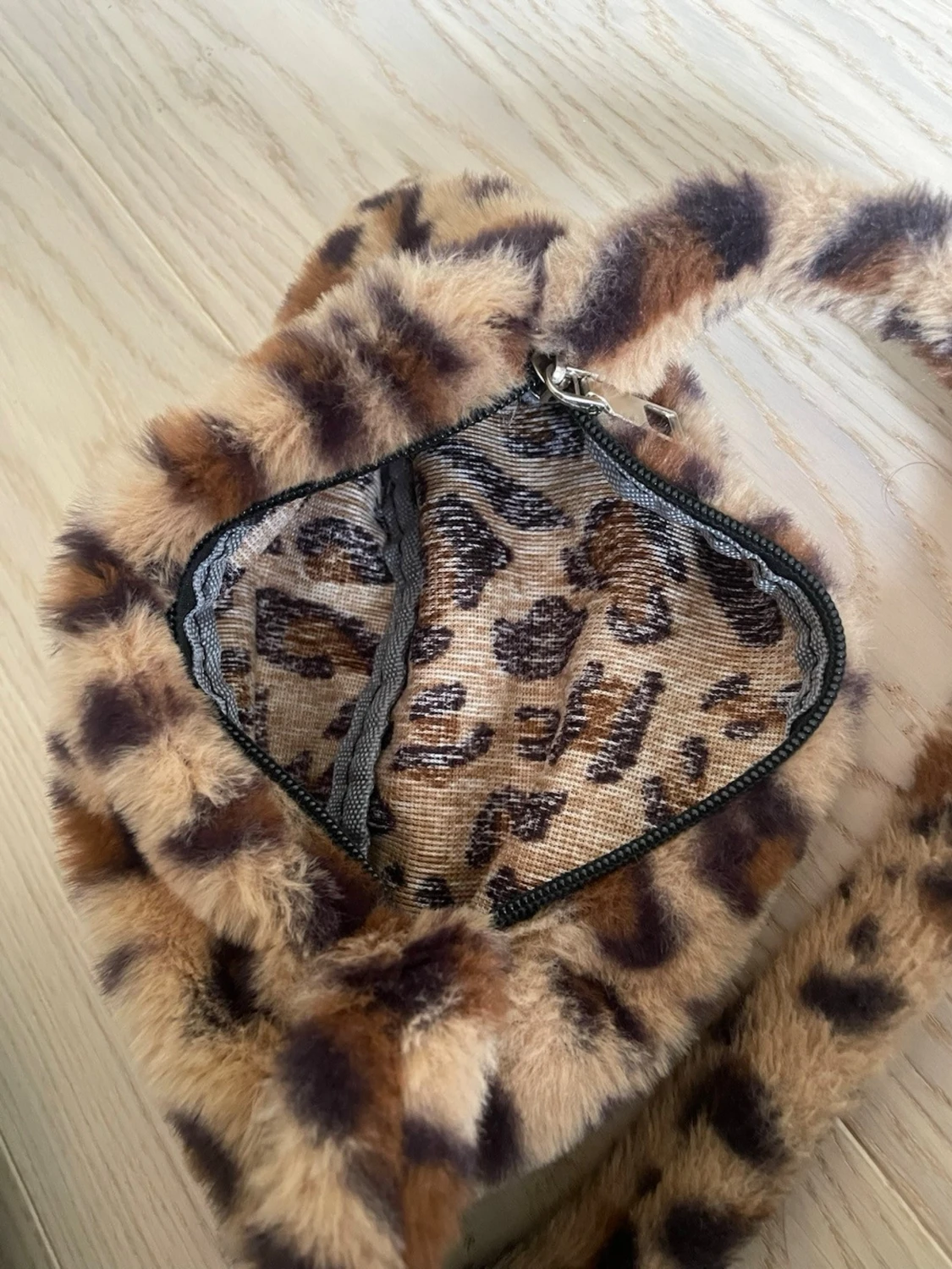Leopardmönstrad fluffig handväska - 1