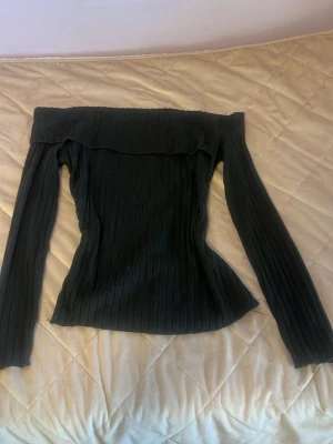 Svart off shoulder tröja  - En svart ribbad off shoulder tröja storlek S från Shein. 
