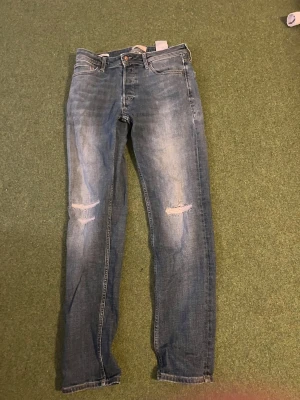 Jack & Jones jeans med slitningar  - Skriv om ni har några funderingar pris går att diskuteras.