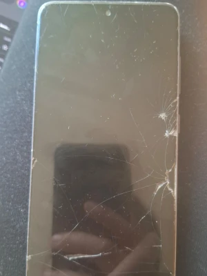 Samsung Galaxy svart Android-mobil - Säljer en svart Samsung Galaxy Android-telefon med stor skärm och trippelkamera på baksidan. Telefonen har en modern, stilren design med rundade hörn och mattsvart baksida. Perfekt för dig som gillar att ta bilder och vill ha en snygg mobil.
