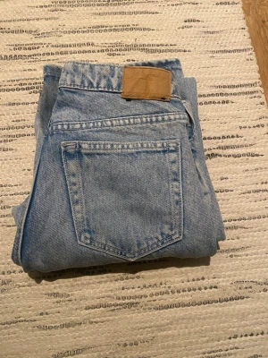 Ljusblå straight jeans - Ljusblå straight jeans från weekday, supersnygga säljer pga att de inte passar mig. Lite smutsiga på insidan av ben som dessvärre inte gick bort i tvätten men verkligen inget man tänker på🥰 w25 L32