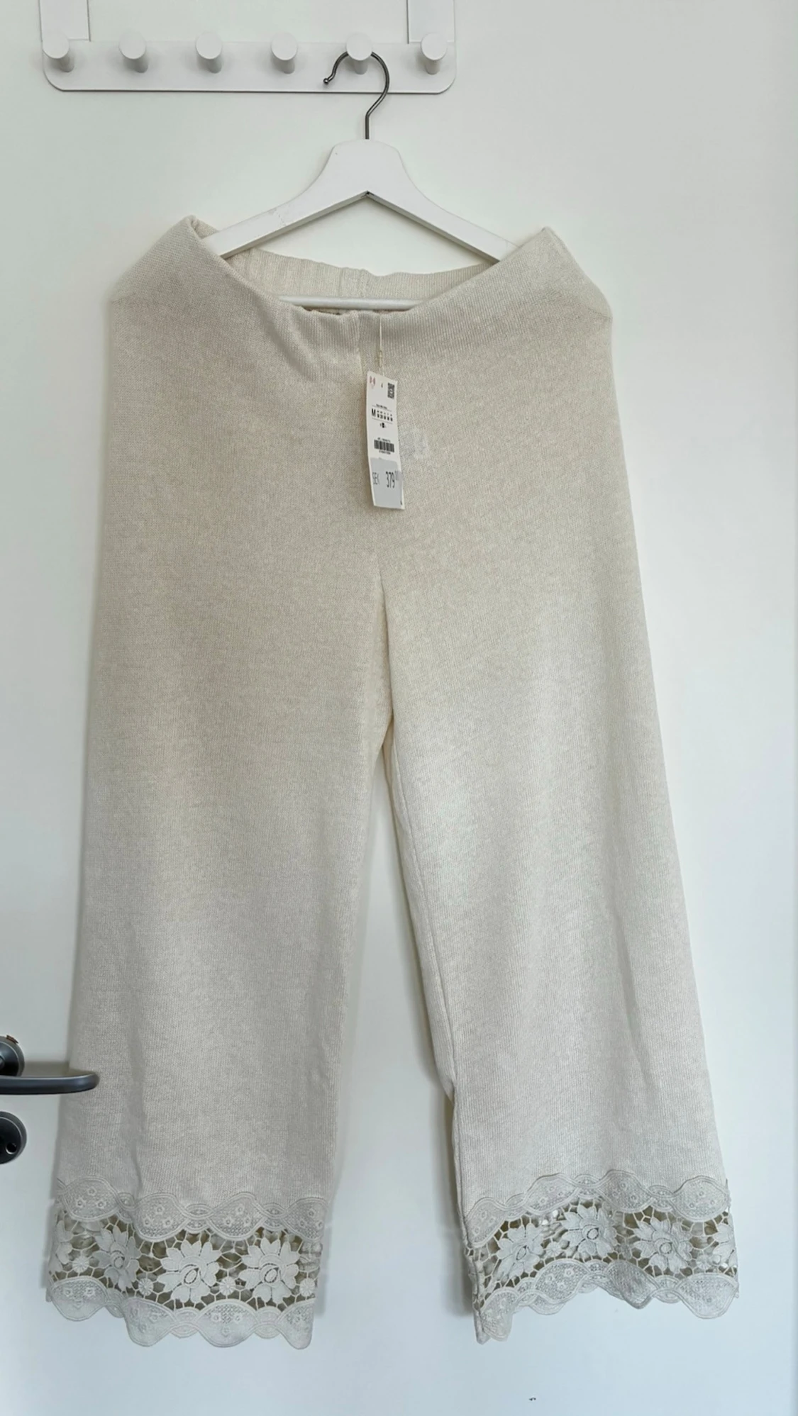 Krämvitt loungewear-set med spetsdetaljer - 3