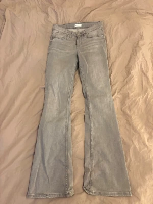 Gina jeans - Jättesnygga gina jeans midjemått=35cm innerbenslängd= 78cm🩷