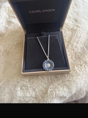 Georg Jensen halsband med blått hänge - Snyggt halsband från Georg Jensen med ett runt hänge i blått och silver. I sterlinsilver o blå emalj
