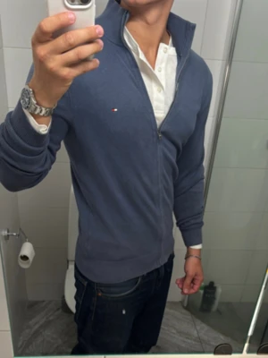 Cashmere Full-Zip  från Tommy Hilfiger - Snygg blå ziptröja från Tommy Hilfiger👌 Cashmere mix🙌. 1500kr nypris. Liten logga på bröstet. Tröjan har hög krage, dragkedja framtill och ribbade muddar vid ärmslut och nederkant. 