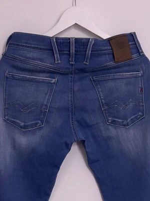 Replay Anbass - Säljer ett par blå Replay Anbass jeans i storlek w29 l30.