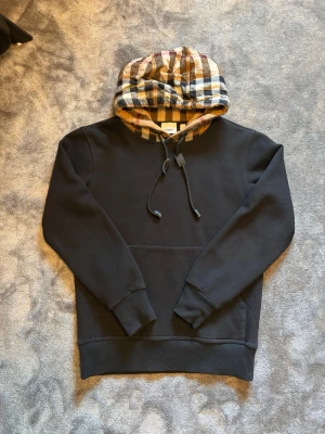 Burberry hoodie - En fet burberry hoodie men perfekt passform!   Tröjan är knappt använd och i bra skick!                 Skriv vid funderingar!