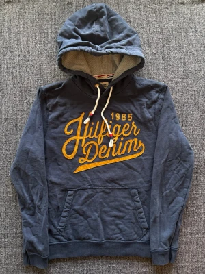 Hilfiger denim hoodie ~ vintage  - Säljer nu denna sjukt snygga Hilfiger Denim hoodien | st M ~ 175–185cm | passar perfekt nu till kyligare dagar! Modellen produceras inte längre och är därav väldigt sällsynt. Kan även gå ner lite i pris vid snabb affär🍁🫶