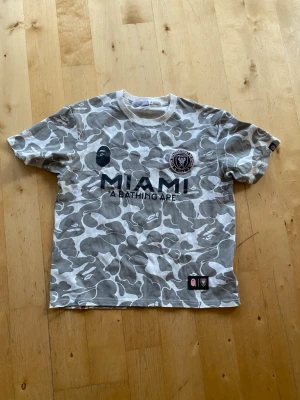 Bape x Inter Miami shirt - Nästan helt oanvänd, storlek S men passar mer som XS. 