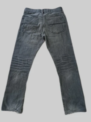 Archive straight jeans lite bootcut - Ett par riktigt feta jeans från GAP med en cool vintage look. Jeansen har slitningar och en snygg tvätt som bidrar till en archive look. De har en riktigt schysst passform med lite bootcut, perfekt för en avslappnad stil. Storleken är 28/30. Priset kan diskuteras.😊