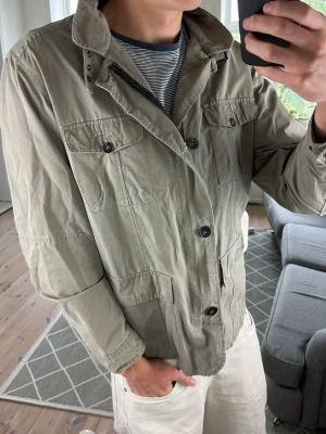 Fieldjacket Olivgrön  - Perfekt inför det kalla vädret! Supersnygg. Mått: A:50 B:50 C:52 D:67 (cm) Skriv vid fundering!😇🙌