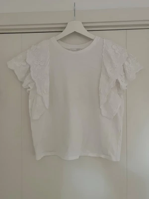 Tröja från Zara  - Super fin tröja från Zara med fina volanger på axlarna🌸 den är använd men inget som syns🌸