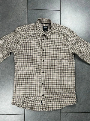 Flanell overshirt herr storlek L - Flanell overshirt i ett mycket fint skick. Storlek L.