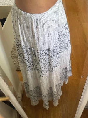 Långkjol - Inget märke eller storlek tyvärr men passar som en xs skulle jag säga🤗Fint skick