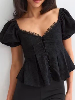 Svart blus  - snygg svart blus med puffärmar från Gina. använd en gång, så i mycket fint skick!💕Nypris 400kr