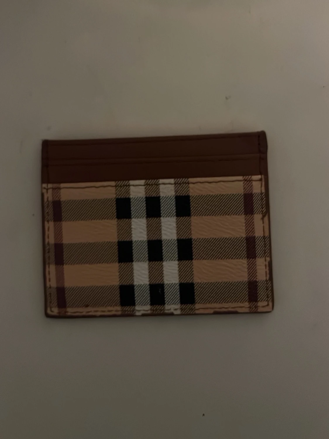 Rutig kortfodral i beige och brunt