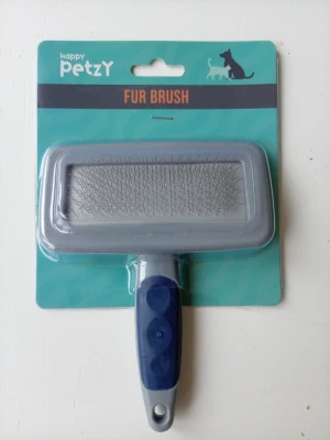 Happy Petzy pälsborste för djur - Praktisk pälsborste från Happy Petzy med rektangulär borstyta och metallpiggar. Handtaget är blått och grått i plast, vilket ger ett bra grepp. Perfekt för att borsta bort lös päls på hundar eller katter.