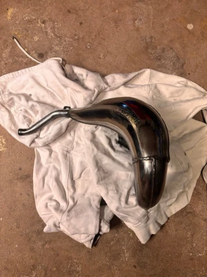 Turbokit krök am6 - En högerdragen turbokit krök som passar till am6 som ger väldigt bra effekt på 50-70 cc (Ny polerat)