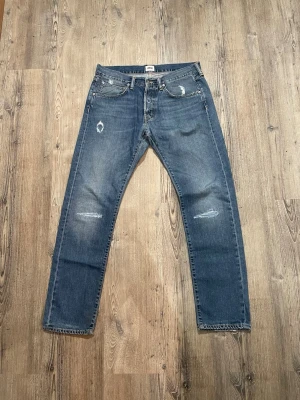 Edwin ED-55 Regular tapered jeans - Dessa är 33x32 i fint skick men har en minimalt slitage vid grenen. Måtten över midja är 45cm och utsida benlängd 107cm. Vid frågor är det bara att ställa!