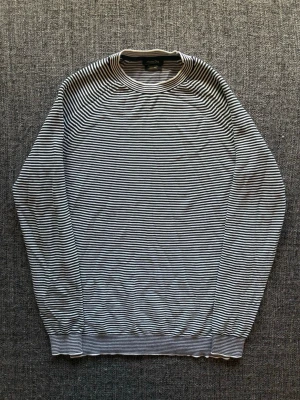 Massimo dutti tröja ~ vintage  - Säljer nu denna sjukt snygga Massimo Dutti tröjan | st M ~ 175–185cm | passar perfekt nu till kyligare dagar! Modellen produceras inte längre och är därav väldigt sällsynt. Kan även gå ner lite i pris vid snabb affär🍁🫶