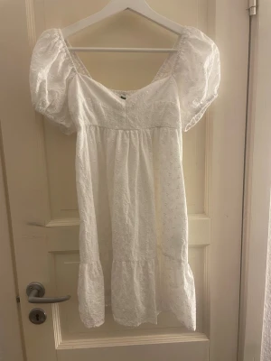 Vit klänning med puffärmar - Söt vit klänning med broderade detaljer och puffiga kortärmar. Älskar denna klänning säljer bara den för den blivit för kort för mig 💕