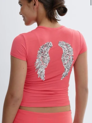 T-shirt med vingar - Korallfärgad t-shirt med silver vingar på ryggen i storlek 158/164 från GinaTricot! Nyskick utan fläckar och tecken på användning❤️Färgen är som på första bilden som är tagen från hemsidan men ser mer orange ut på de andra bilderna pga ljuset även om jag gjorde mitt bästa!🫣 Här av dig vid frågor!🫰🏻