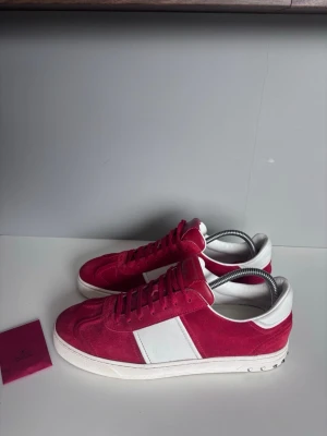 Valentino flycrew  - Säljer ett par snygga flycrews i storlek 42, cond 8,5/10 pyttelite heeldrag men mockan i perfekt skick! Alla nitar kvar.