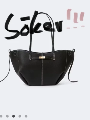 Svart handväska - ‼️SÖKER‼️Söker denna svarta väska från Gina Tricot. Den heter detail midi bag, artikelnummer: 306899000. Hör gärna av er om ni har den.