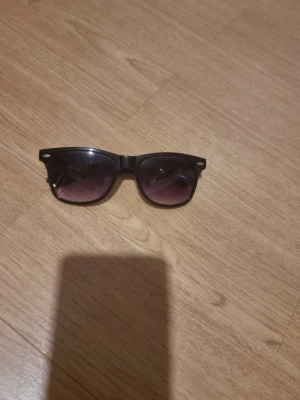 Svarta solglasögon - INSTABOX!!! Snygga svarta solglasögon. Bågarna är svarta och glasen har en mörk toning. Perfekta för soliga dagar och ger en cool vibe till din outfit.