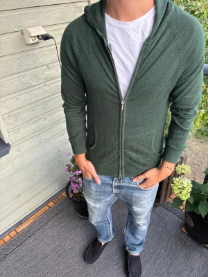 Mörkgrön hoodie med dragkedja från Grand Frank  - Riktigt skön, bra skick skriv vid frågor och följ för mer!