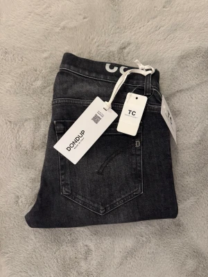 Dondup jeans - Brand new dondup jeans i storlek 32, kvitto finns kvar vid intresse. Nypris 3500kr mitt pris endast 1250kr, allt som säljs är 100% äkta. Hör av er vid frågor eller funderingar. Mvh Trend closet🙌