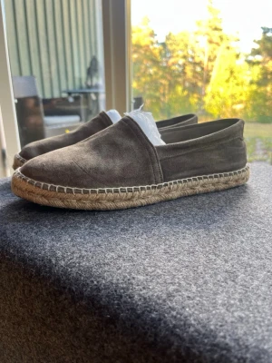 Massimo Dutti Espadrillos - Säljer nu dessa sjukt snygga espadrillos från Massimo Dutti använd en sommar men fortfarande grymt skick som ni ser. Säljer dessa pågrund av att de inte kommer till användning.   De är mocka på utsidan som gör att dessa sticker ut från alla med tyg samt läder sula för att kunna skönt och tryggt  Storlek 42  Hör av er vid funderingar   MVH Wille