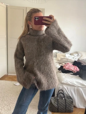 Brun fluffig polotröja i alpacka mix - Mysig och oversized brun stickad polotröja med fluffig känsla. Ser nästintill oanvänd ut, nakd premium kollektion i alpackamix, ny pris 1000 