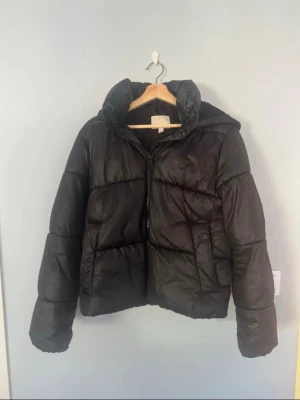 Pufferjacket från H&M  - Pufferjacka från H&M i storlek S. Fint skick. 