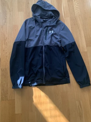 Under armour  - Säljer en eftertraktad under armour. Hör av er vid minsta fundering
