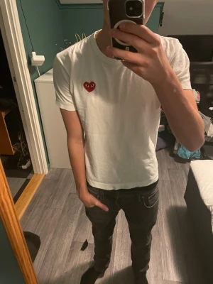 Vit t-shirt Comme des Garçons Play - Comme des Garçons storlek S men passar mera Xs mått kan skickas privat. Öppen för bud 😊Skriv vid intresse  