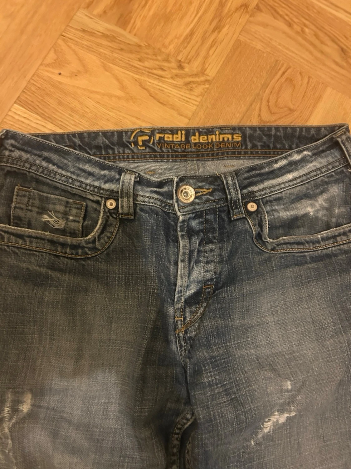 Blå slitna bootcut jeans - 2