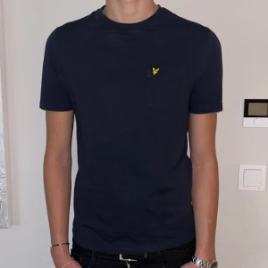 Mörkblå t-shirt från Lyle & Scott - Snygg marinblå t-shirt från Lyle & Scott i storlek XS.