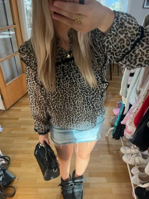 Leopardmönstrad blus med volang - Skit snygg leopard blus med volang🐆🐆Aldrig använd!! Storlek 170 men passar xs-s