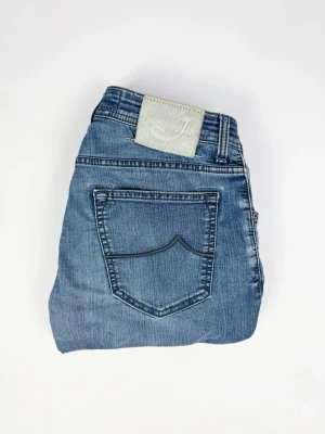 Jacob Cohën jeans 66 C - Blåa jacob Cohën jeans Märke: Jacob Cohën Storlek: Size 34 Passform: Slimfit Färg:Blä Skick: Bra, lite slitning vid fickor Mått: Midja: 42 cm Längd: 107 cm Öppning vid fot: 18 cm 